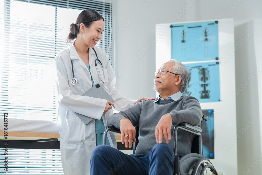Obraz premium The compassionate doctor smiles warmly while treating an elderly patient at home, providing gentle care and positive support that brings comfort and hope, showing how dedicated caregivers 