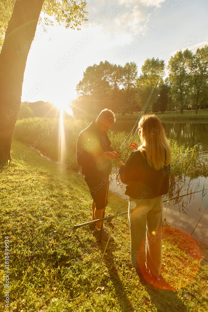 Φωτογραφία A man and a woman are fishing together by a pond