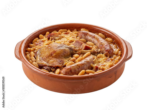 Cassoulet traditionnel du Sud-Ouest de la France servi dans un plat en terre cuite