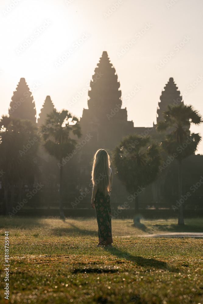 Φωτογραφία Woman watching sunrise at ancient angkor wat temple