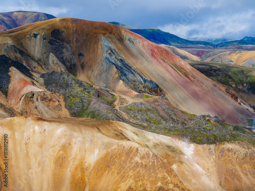 Fotografie Breathtaking panoramic view of the vibrant and rugged colorful rhyolite mountain