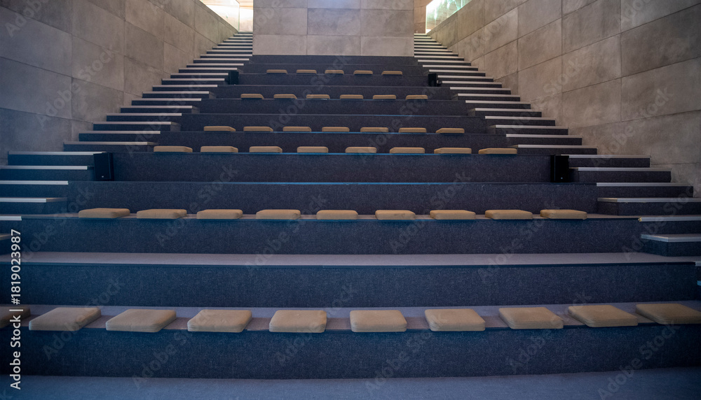 Obraz premium Modern seating arrangement in a public space with steps for events or gatherings