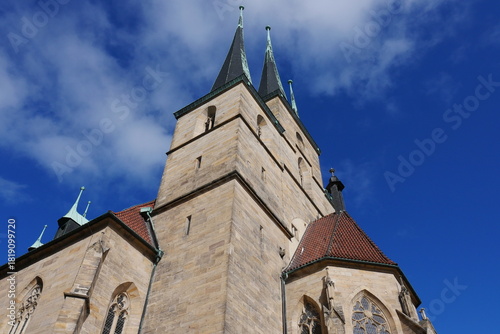 Kirchtürme der Severikirche auf dem Domhügel in Erfurt