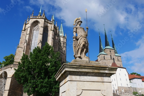 Soldatenskulptur auf dem Domplatz in Erfurt vor Dom und Severikirche