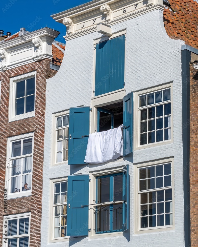 Obraz premium medieval building with window and sheets hanging to dry