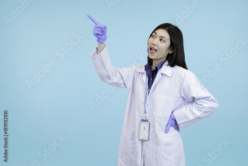 Cuadro en lienzo An assertive Asian female scientist or doctor in a lab coat and gloves, pointing