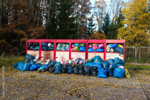 Komplett überfüllte  Altkleidercontainer	