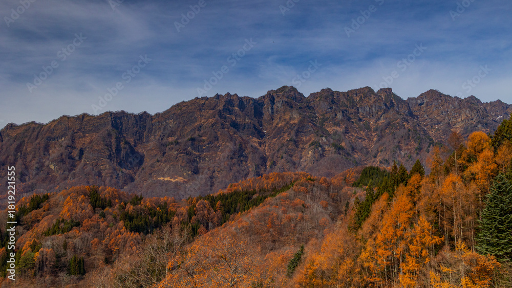 Naklejka premium 大望峠展望台から見る紅葉と戸隠連峰 絶景