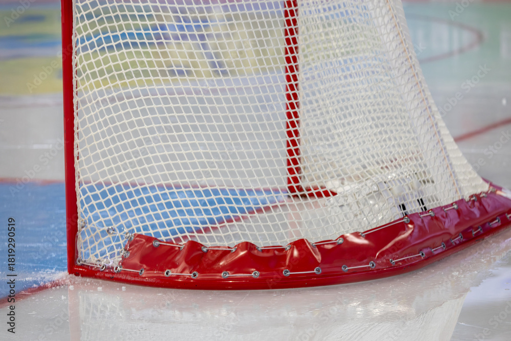 Naklejka premium Symbolbild Eishockey: Nahaufnahme von einem Eishockeytor