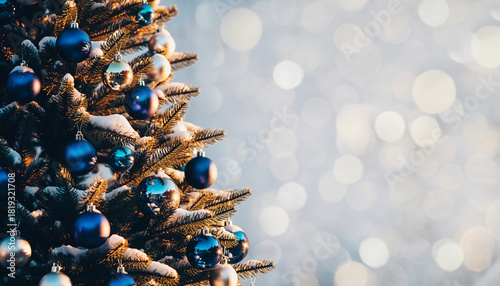 カラフルなクリスマススリーの美しいオーナメント　デコレーション