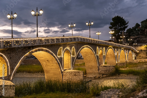 Wallpaper Mural Spaziergänger auf beleuchteter Steinbrücke mit Laternen, Berat, Albanien Torontodigital.ca