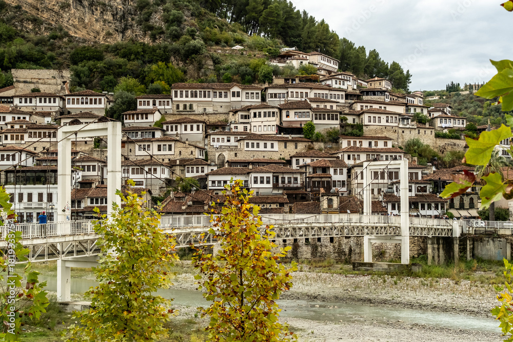 Obraz premium Altstadtpanorama mit Brücke und Herbstfärbung, Berat, Bezirk Berat, Albanien