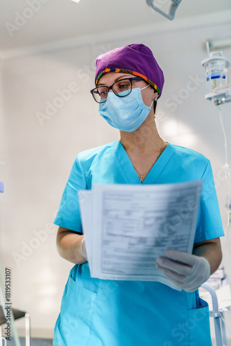 Bild auf Leinwand Nurse reading medical papers