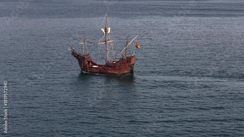 Nao Santa María navegando hacia el puerto de Fuengirola