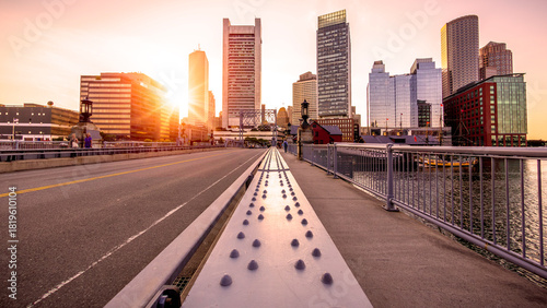 Foto Boston architectural photo at sunset showcasing the Financial District by the Boston Harbor