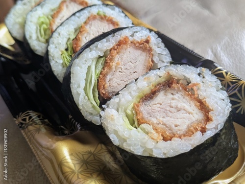 ボリューム満点の豚カツとレタスを巻いたトンカツ巻き寿司