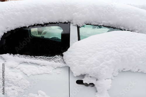 Canvastavla A man is removing snow from the car.