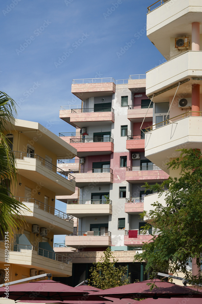 Obraz premium A two-tone residence with palm trees nearby brings a semi-tropical touch to the street. Perfect for long-term rentals, real estate listings, and property investors abroad.