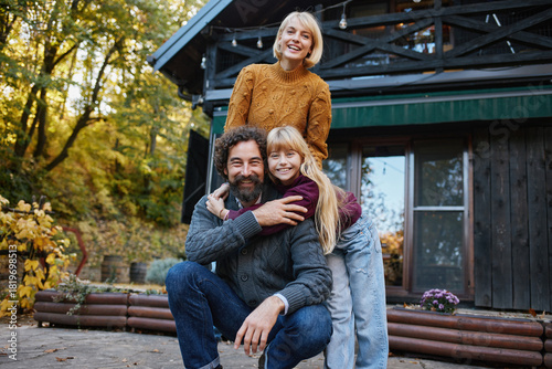 Fotografía A happy family enjoys their time together outdoors in autumn