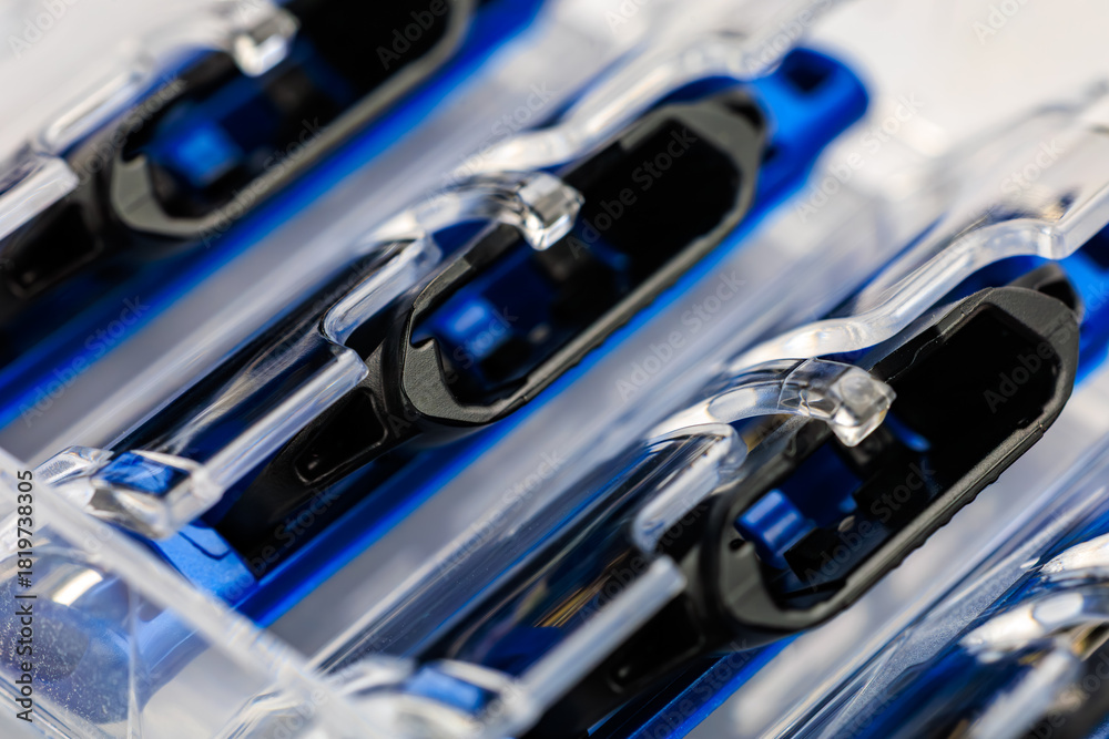 Naklejka premium Close-up of blue and black disposable razor blades in packaging
