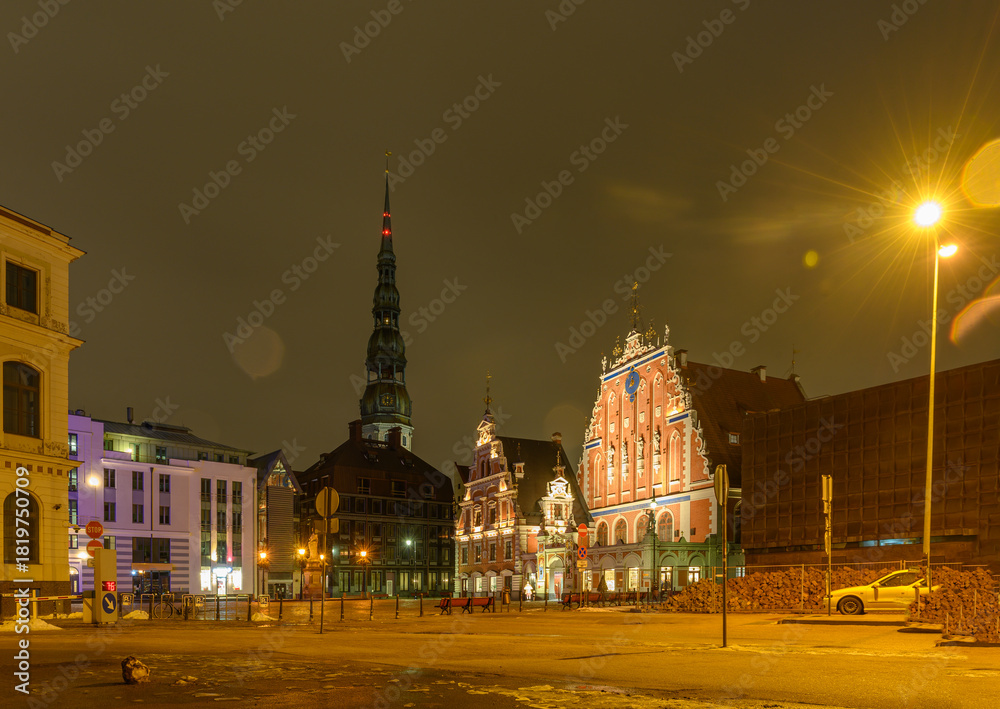Obraz premium Night View of Town Hall Square in Old Riga, Latvia