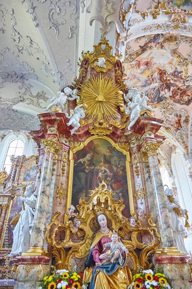 Fototapeta premium Blick in die prachtvolle Rokokokirche Mariä Geburt in Rottenbuch, Bayern, Deutschland.
