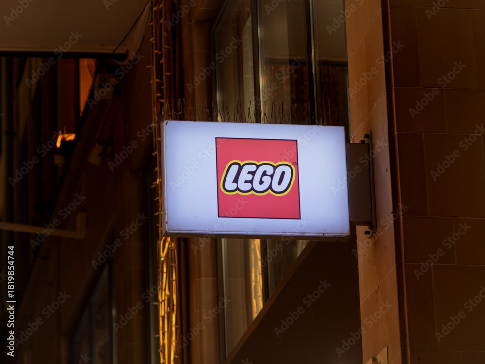 Naklejka premium LEGO Store Signage Illuminating a Night in Munich