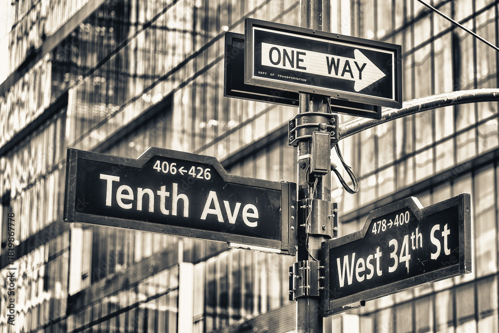 Obraz premium New York Tenth Avenue street sign with city buildings and traffic in the background