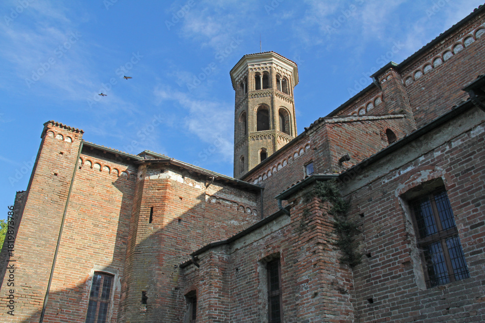 Fototapeta premium il fianco nord e la torre nolare dell'abbazia di Abbadia Cerreto