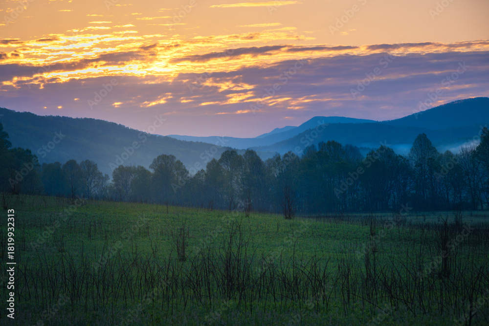 Obraz premium Sunrise, Cades Cove, Great Smoky Mountains National Park