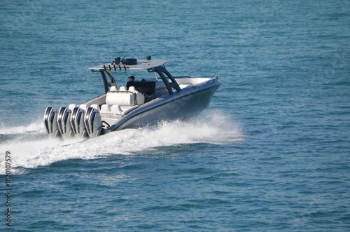 Foto A high-end sport fishing boat powered by fur outboard engines speeding on the Florida Intracoastal Waterway near Miami Beach