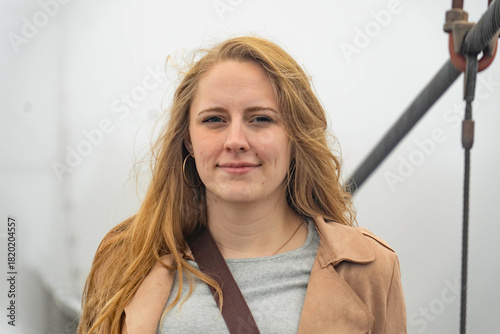 Foto confident lady crosses foggy bridge at dawn, selfconfident woman carries bag on