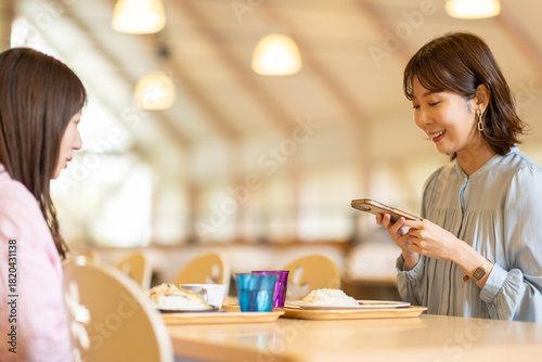 ランチを楽しむ女性