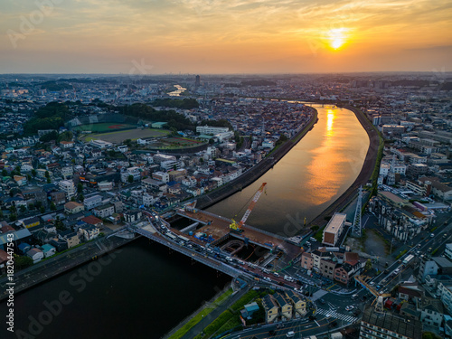 川面に映る夕陽。鶴見川のドローン撮影。
西に横浜市鶴見区、東に川崎市川崎区、幸区がある。
河川工事前の調査のため許可をもらって飛行している。
神奈川県横浜市鶴見川-2025
