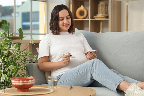 Young pregnant woman with l...