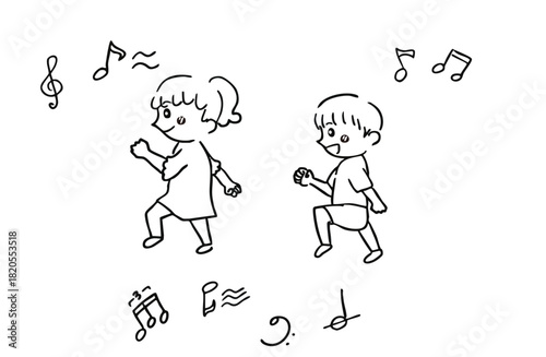 音楽にのって歩く子ども達／モノクロ