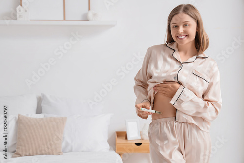 Young woman injecting herse...