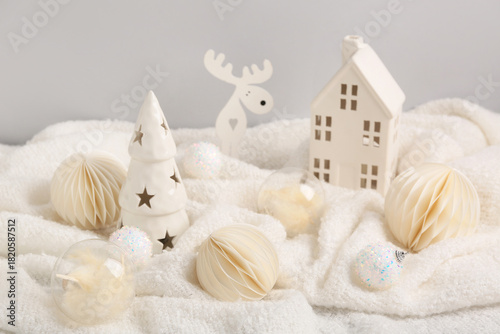 Cozy winter holiday decor w...