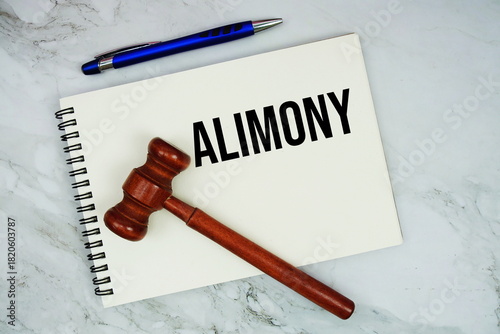 Fotografi Alimony text written on notepad with pen and judge gavel on marble background