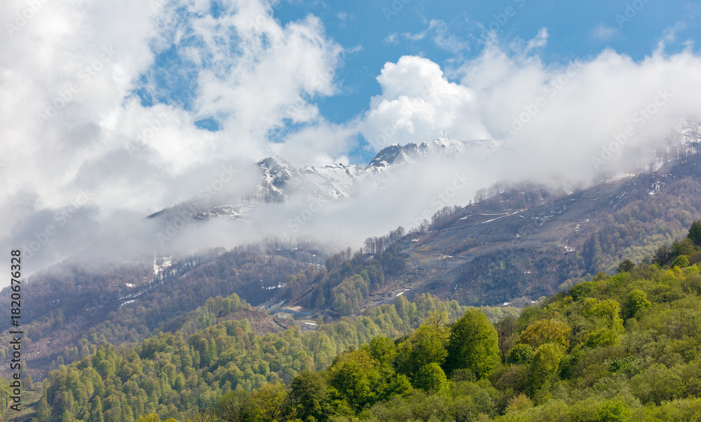 Obraz premium Mountain range with a cloudy sky