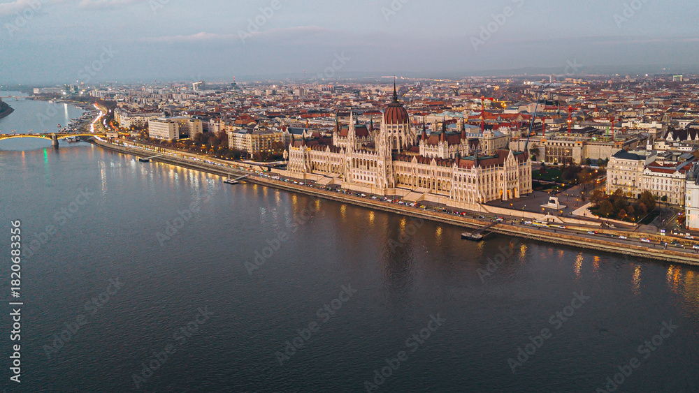 Obraz premium Evening aerial view of Hungarian Parliament Building in Budapest, Hungary.