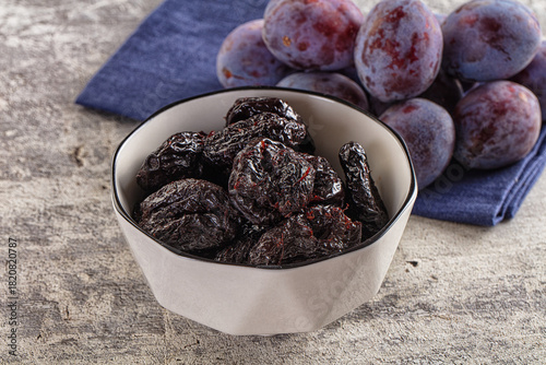Quadro su tela Black dry sweet prunes heap