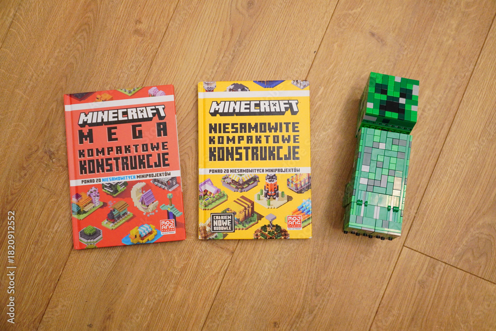 Naklejka premium Minecraft books and Creeper figure on a wooden surface, perfect for gaming fans