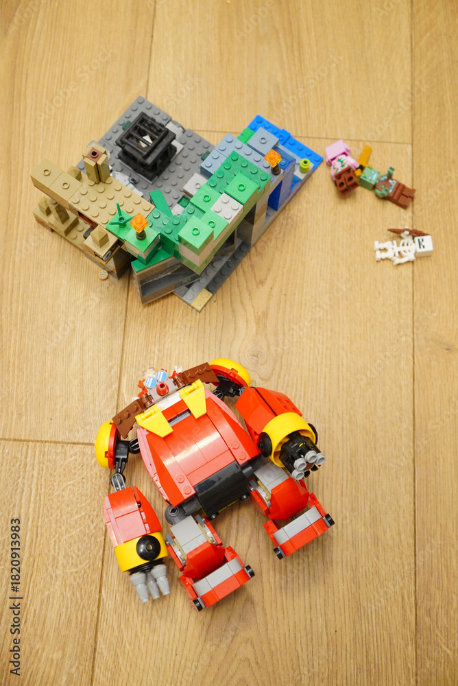 Obraz premium Lego robot toy with a Minecraft build and minifigures on a wooden surface