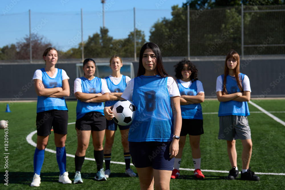 Obraz premium Women's soccer team standing together on playing field