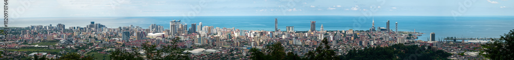 Obraz premium Panoramic view of the city and sea from a bird's eye view