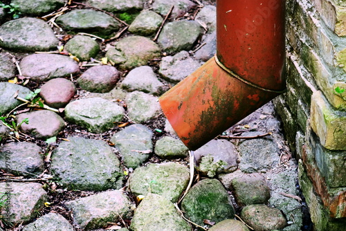 Gouttière. Tuyau d'évacuation d'eau pluviale.