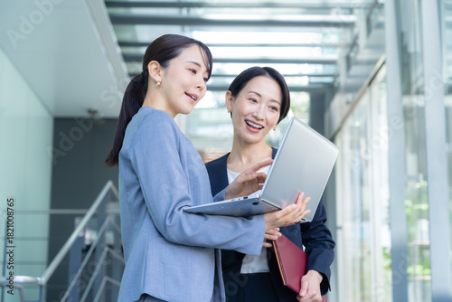 オフィスで打ち合わせをするビジネスウーマン　撮影協力:スカパー東京メディアセンター