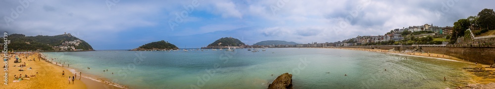 Obraz premium Panorama de la Baie de la Concha de Saint-Sébastien sur la côte Basque en Espagne