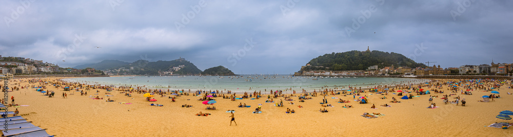 Naklejka premium Panorama de la Baie de la Concha de Saint-Sébastien sur la côte Basque en Espagne